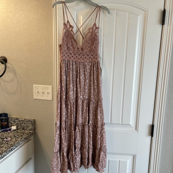 NWT mauve tiered floral lace midi from Vici